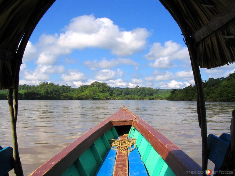 Barca sobre el río Usumacinta