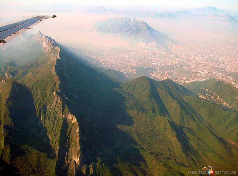 Vista aérea del área metropolitana de Monterrey