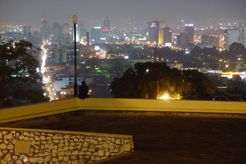 Vista del centro de Monterrey desde el Obispado