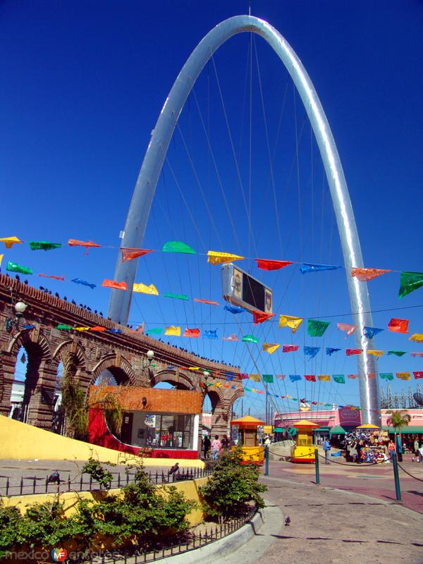 Plaza Santa Cecilia y Arco de Tijuana