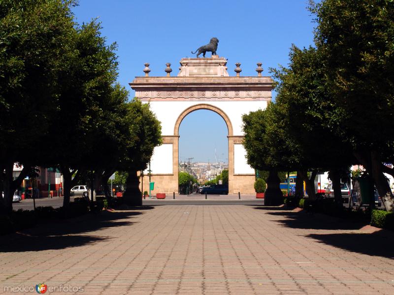 Arco de la Calzada - León, Guanajuato (MX12182346429259) Arco de la Calzada - León, Guanajuato (MX12182346429259)