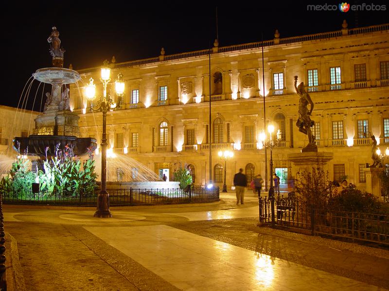 Plaza de Armas y Palacio de Gobierno