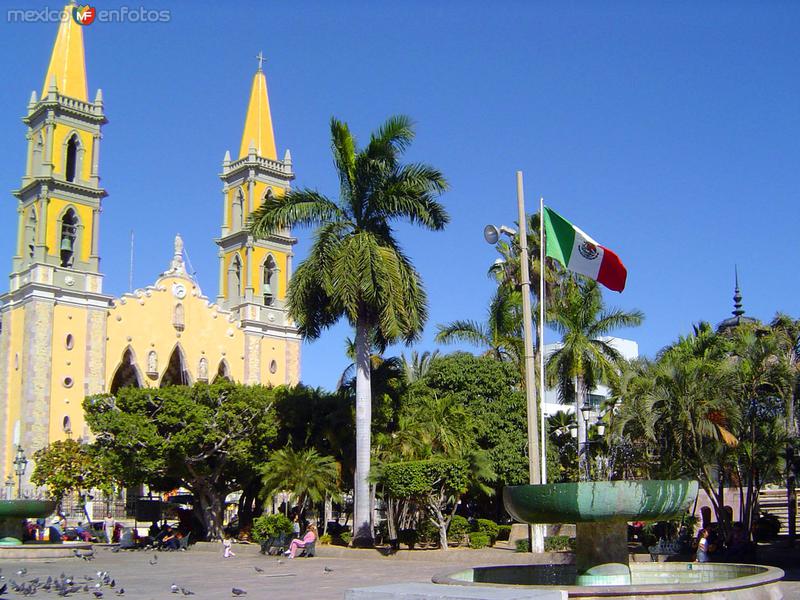 Plaza de Armas y Catedral de Mazatlán