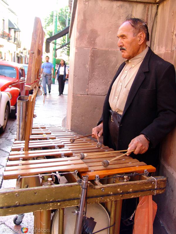 Músico y marimba