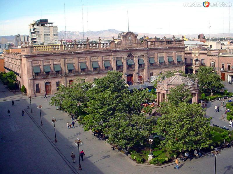 Plaza de Armas y Palacio de Gobierno