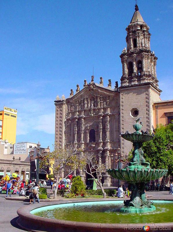 Templo y Plaza del Carmen