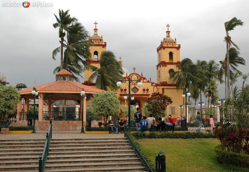 Plaza Principal y Catedral de Catemaco