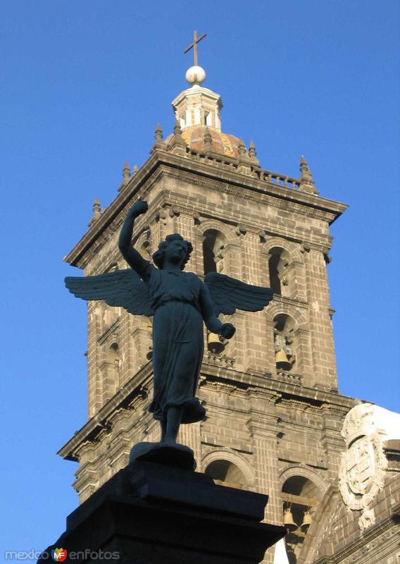 Campanario y ángel