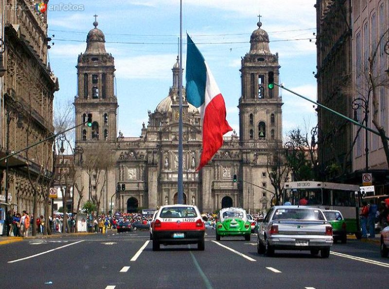 Avenida 20 de Noviembre y Catedral Metropolitana