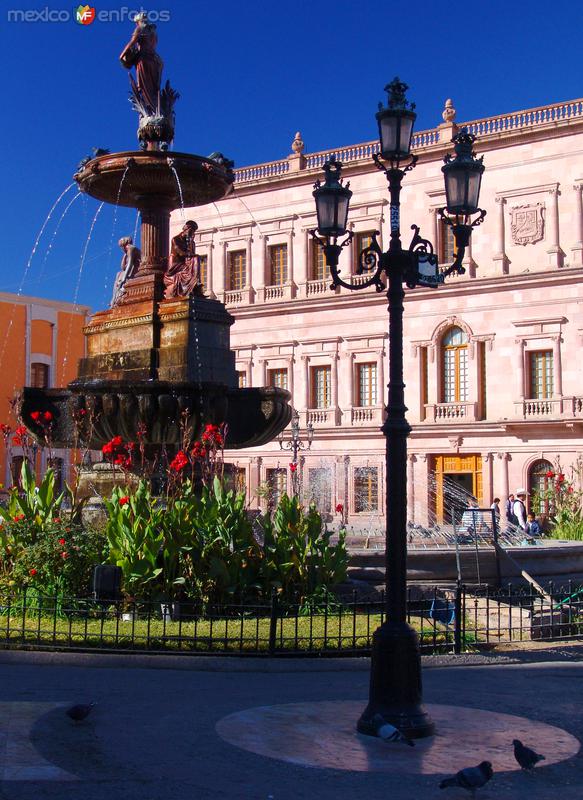 Fuente y farol en la Plaza de Armas