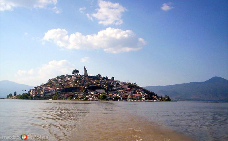 Vista de la isla de Janitzio y el lago de Pátzcuaro