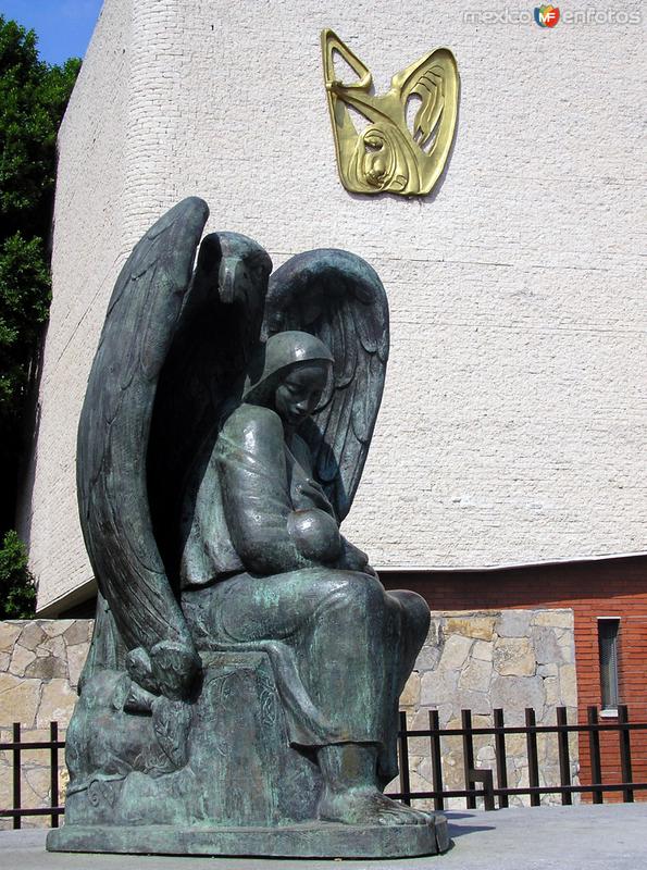 Hospital de Ginecología: Monumento del Seguro Social