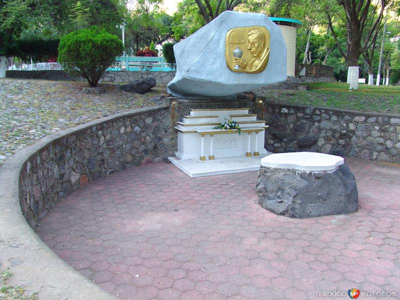 Monumento y altar al padre Ausencio Plascencia