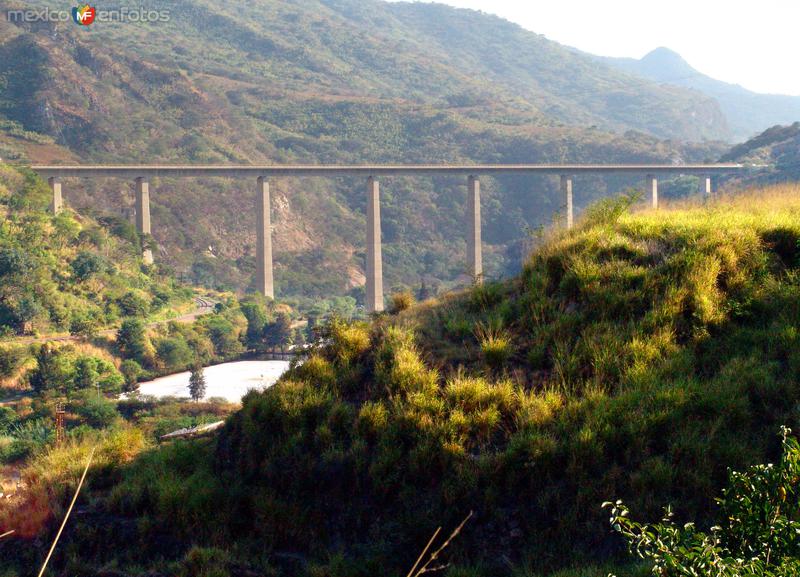 Puente sobre el río Tuxpan