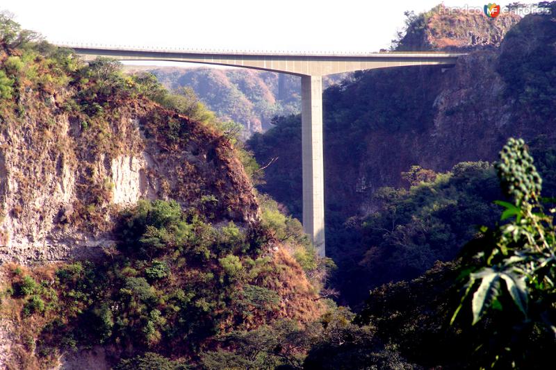 Puente sobre el río Tuxpan