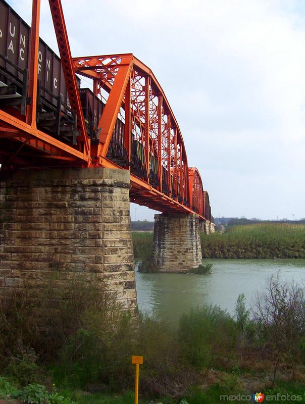 Puente ferroviario internacional