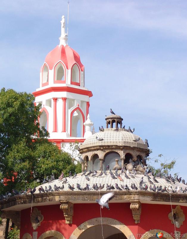 Kiosko y torre de la Parroquia de San Pedro