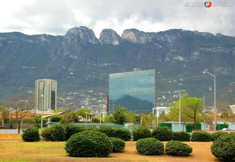 Vista de edificios de San Pedro y Chipinque, al fondo