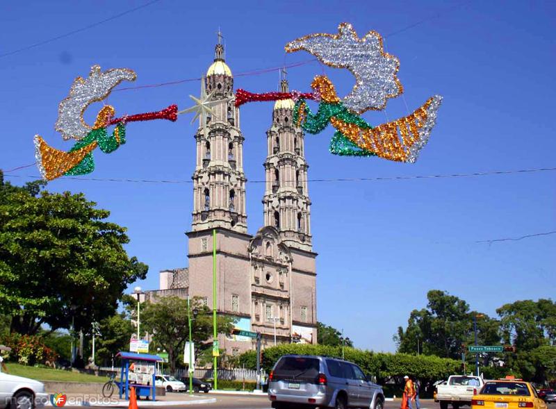 Catedral de Villahermosa y adornos navideños