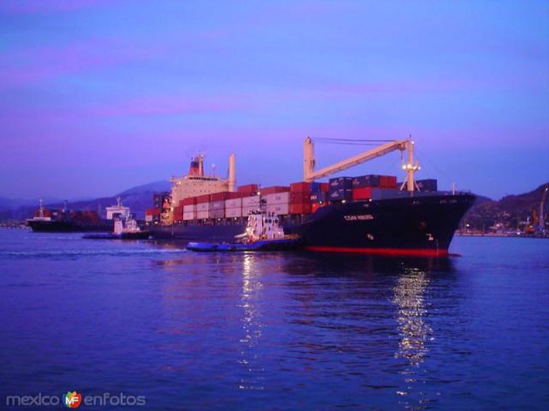 Barco carguero en el Puerto de Manzanillo