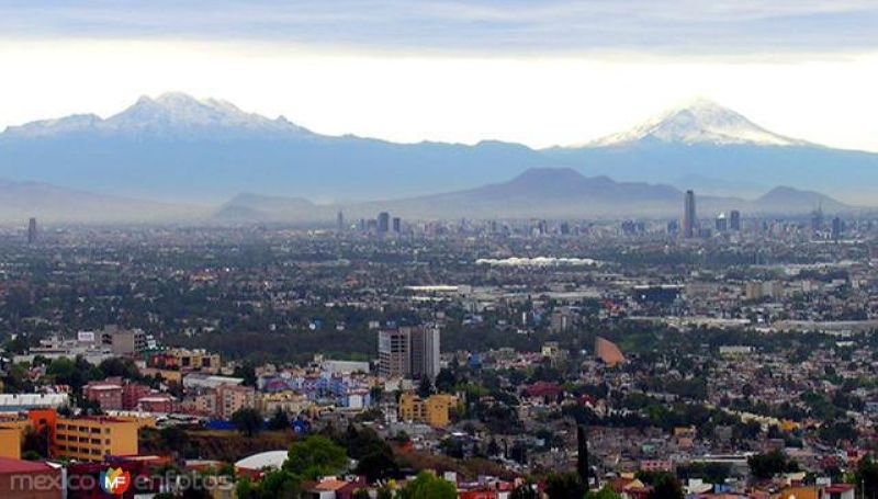 Vista de los volcanes Iztaccíhuatl y Popocatépetl