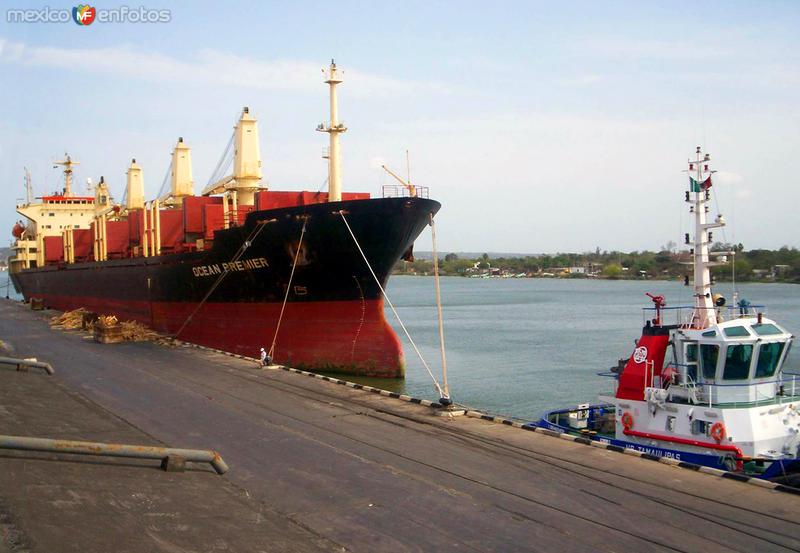 Buque carguero y barco remolcador