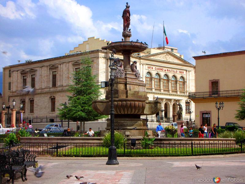 Casino y fuente la Plaza de Armas