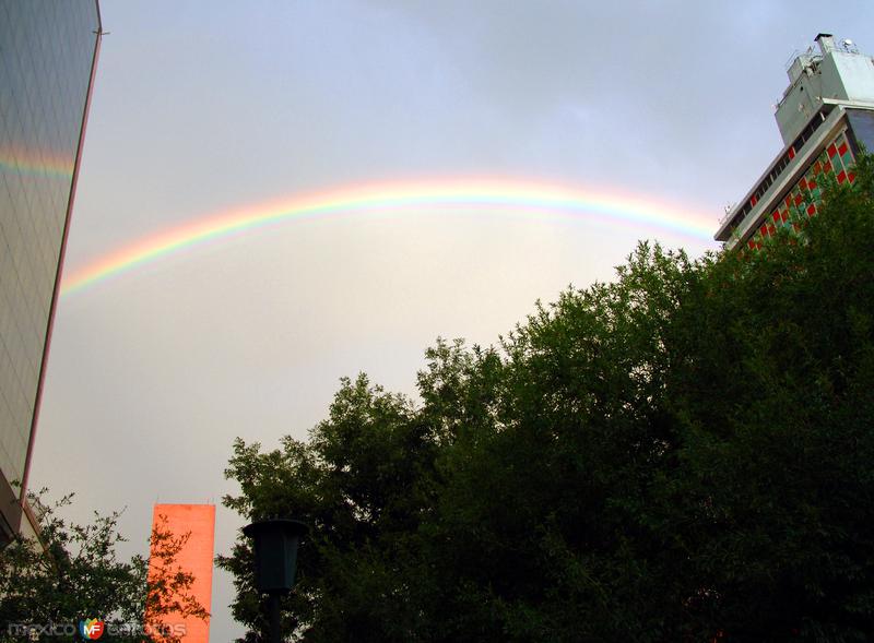 Arcoiris sobre la Macroplaza