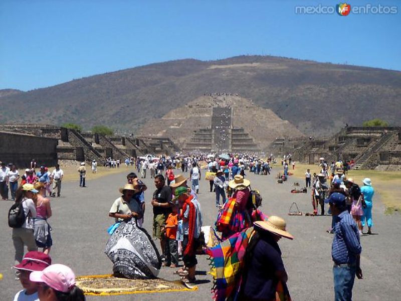 Vendedores en la Calzada de los Muertos