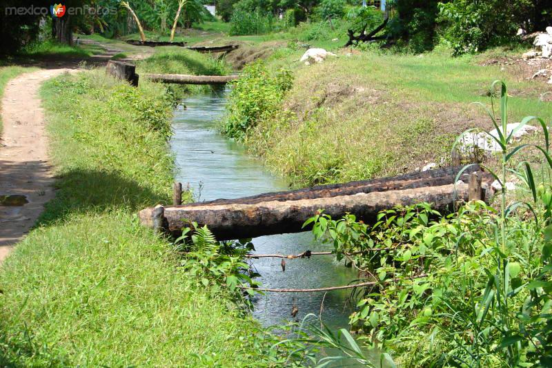 Puente sobre el canal