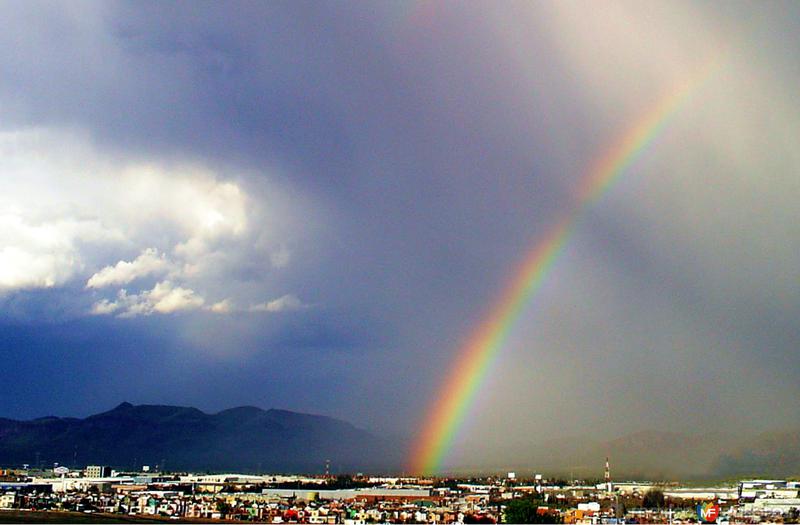 Arcoiris y lluvia en la sierra de Nombre de Dios