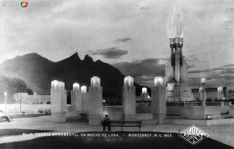 Fuente Monumental en Noche de Luna