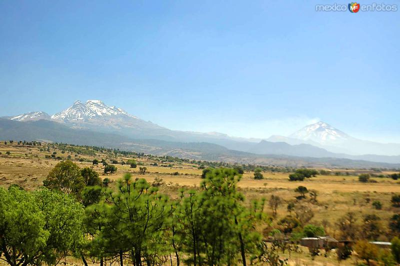 Volcanes Iztaccíhuatl (izq) y Popocatépetl (der)