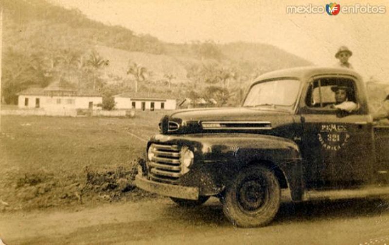 Auto de Pemex en los campos petroleros (c. 1950)