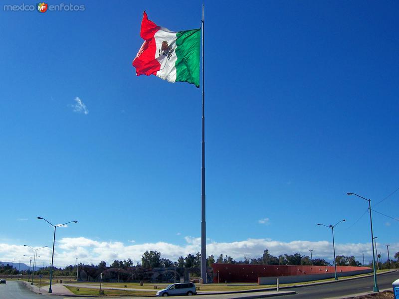 Bandera Monumental