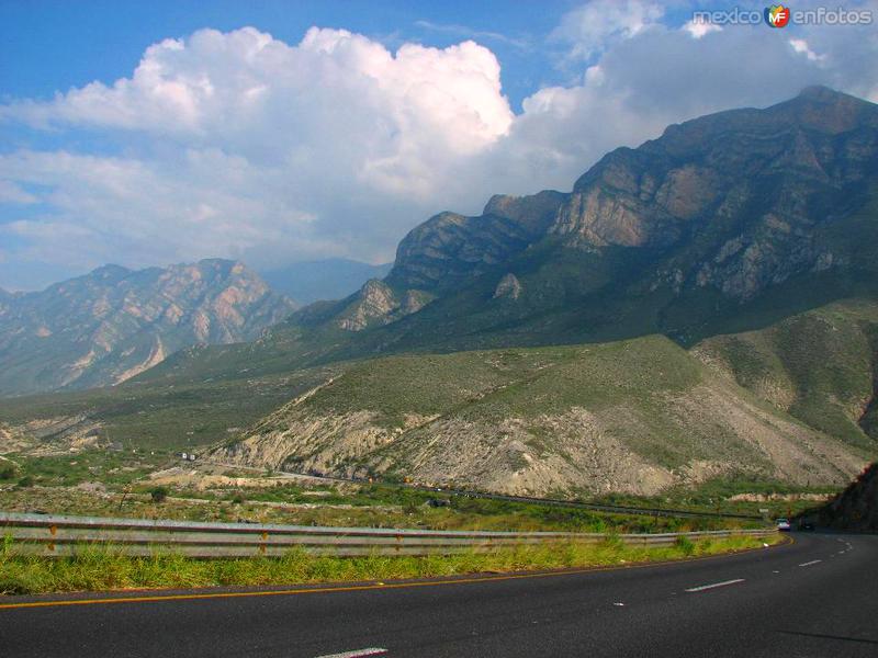 CAMINO EN LA AUTOPISTA SALTILLO--MONTERREY