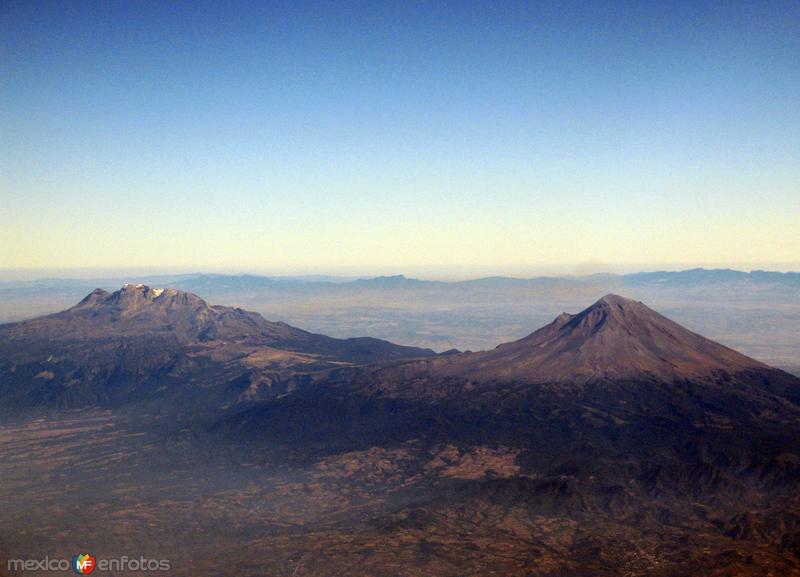 Volcán Iztaccíhuatl y Popocatépetl