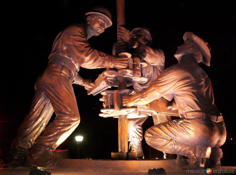 Escultura "El Origen" por Miguel Vargas Martínez