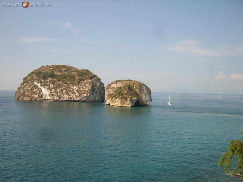 Los Arcos, con velero