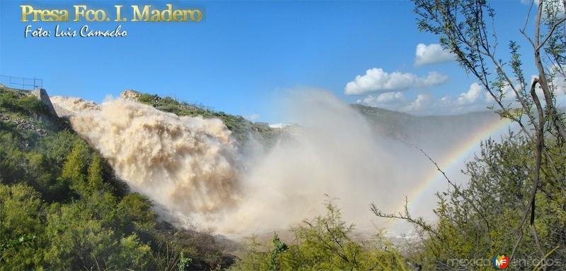 Presa Fco. I. Madero las virgenes vertedero derramando brisa crea hermoso arcoiris