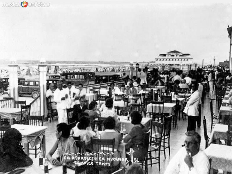 Restaurantes en la Playa de Miramar en 1952