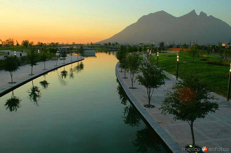 PASEO SANTA LUCIA Y CERRO DE LA SILLA (AMANECER)