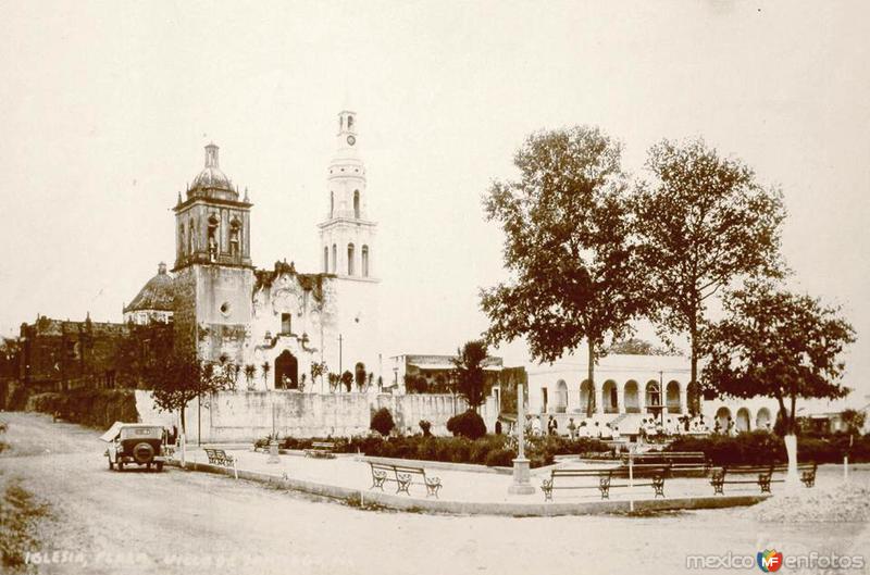 Plaza Ocampo y Parroquia Santiago Apóstol,Todavía sin escalones en el frente,1920