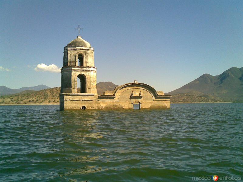 Iglesia en la presa Morelos Infiernillo