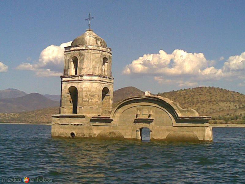 Iglesia en la presa Morelos Infiernillo