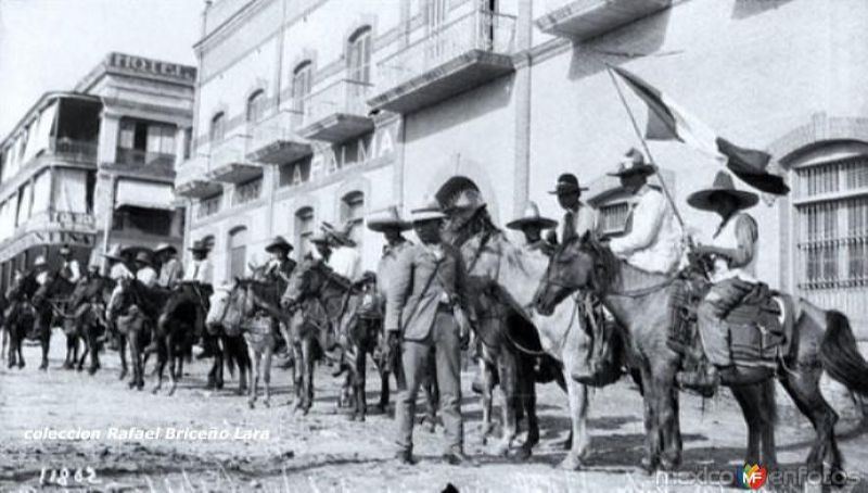 Revolucionarios en la calle Aduana