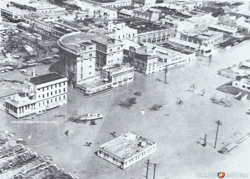 Plaza "Hijas de Tampico" sumergida durante la inundacion de 1955