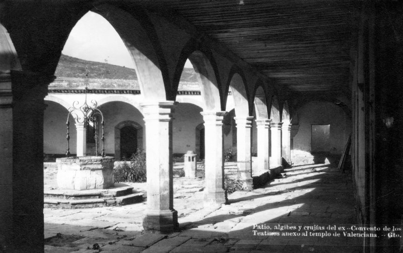 Patio, algibes y crujías el Ex Convento de Los Teatinos. Anexo al Templo de Valenciana