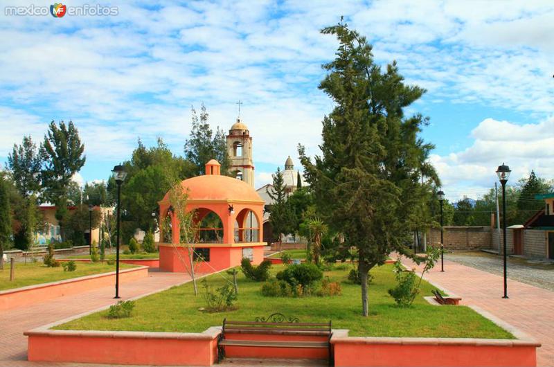 PLAZA E IGLESIA AL FONDO