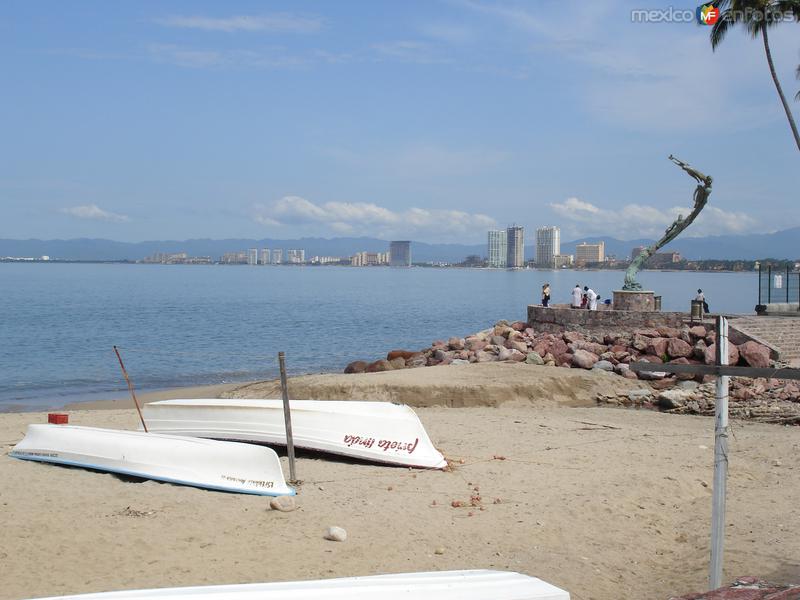 Malecón, al fondo escultura El Milenio